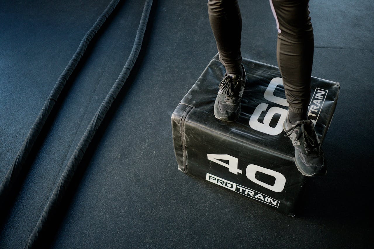Mastering the First Impression: Your intriguing post title goes here Engage in high-intensity gym workout using battle ropes and a sturdy plyo box for cardio and strength.